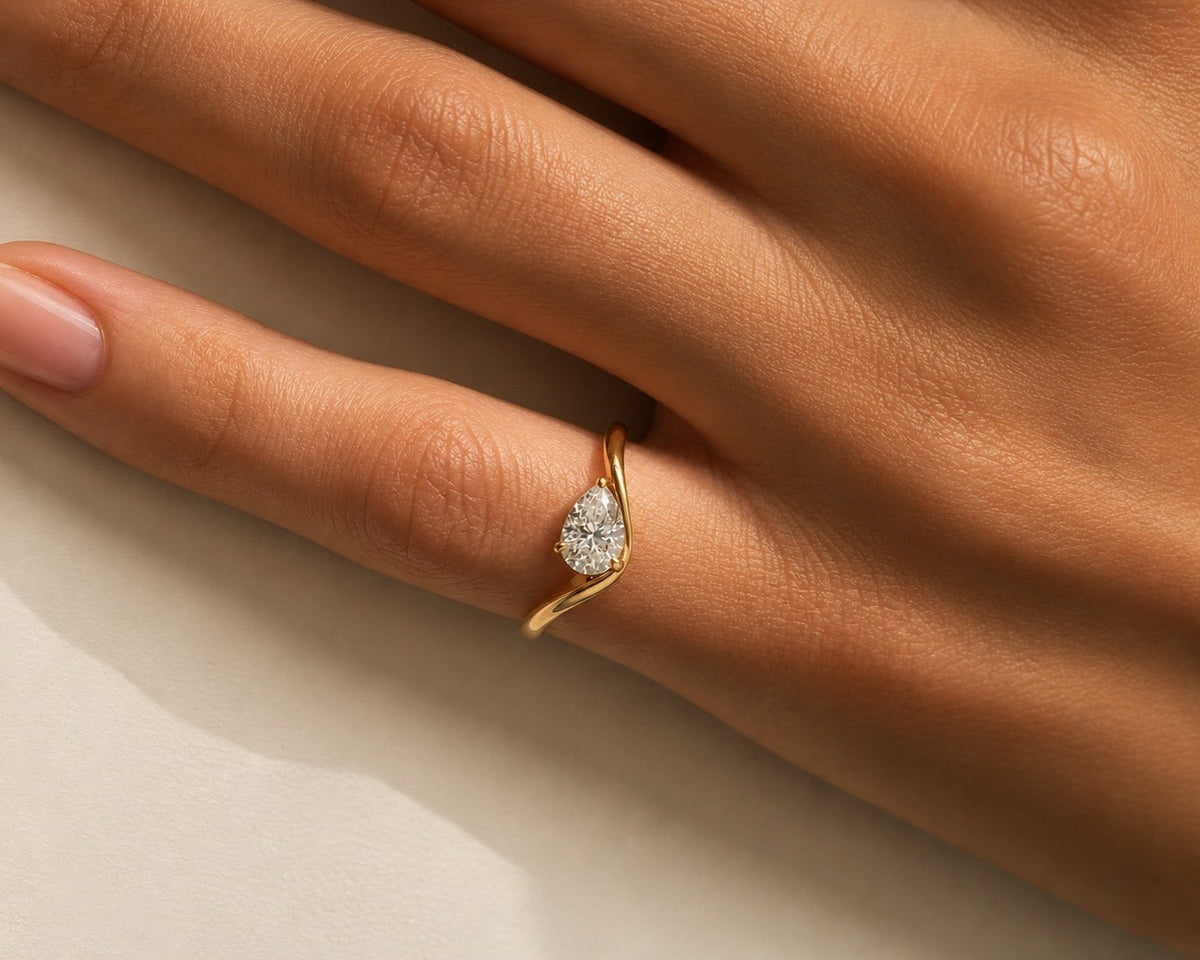 Bague Sophia poire portée